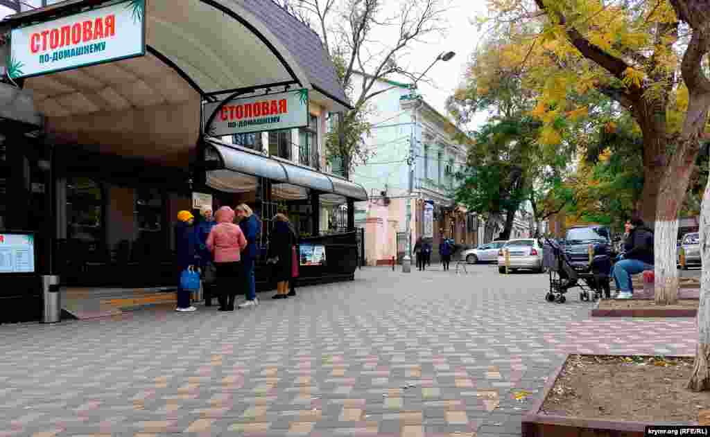 Нині на вулицях Кримських міст серед перехожих більше жінок, ніж чоловіків. І Феодосія – не виняток. Як розповідають кримчани, багато чоловіків призовного віку перестали виходити на вулицю, побоюючись повісток на фронт