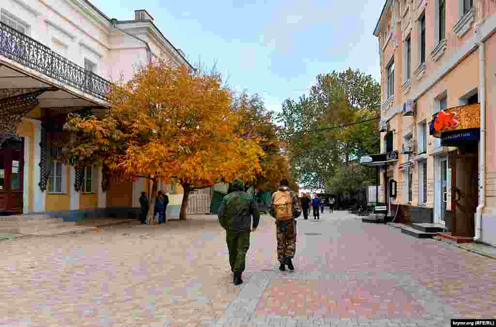 Російські військові на одній із вулиць Феодосії. Російська мобілізація торкнулася і феодосійців: чоловіків віком 30-40 років, яких Росія вважає військовозобов'язаними, викликали повістками та формували відправку мобілізованих із Будинку офіцерів флоту