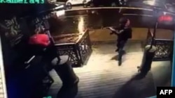 Кол салган адам түнкү клубга кирип келген учур. Видеодон алынган сүрөт.