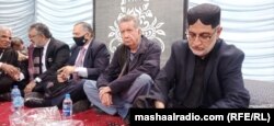 د ورکو بلوڅانو په اړه د پلټونکي کمېشن مشري سردار اختر مېنګل (له ښي لوري لومړی) کوي چې پکې پخوانی سېنېټر افراسیاب خټګ (دویم) او نور سیاستوالان هم شامل دي - پخوانی انځور.