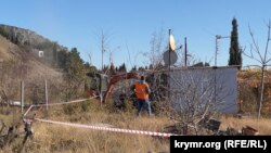 Знесення будинку Рустема Усеїнова в Морському (Судак), працює техніка, 24 листопада 2021 року