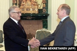 Ruski predsednik Vladimir Putin rukuje se sa Kisindžerom tokom njihovog sastanka u Moskvi 13. jula 2001.