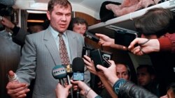 Инарла Лебедь ву Оьрсийчоьнан журналистийн хеттаршна жоьпаш луш Нохчийн Ичкерия Республикехь дийцарш дIадаьхьначул тIаьхьа, 1996-чу шеран гезгамашин-бутт
