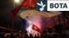Mbështetësit e Jakov Millatoviqit, festojnë pas zgjedhjeve presidenciale. Podgoricë, 2 prill 2023. 
