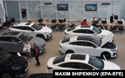Люди посещают дилерский центр китайского автомобиля Changan в Подольске под Москвой, октябрь 2023 года.