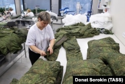 Росія. Єкатеринбург. Дільниця пакування військової форми у швейному цеху фабрики Shishkin uniform atelier