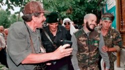 Нохчийн делегацин куьйгалхо Имаев Iусман ву журналистан хеттаршна жоьпаш луш. 1995-чу шеран товбеца-беттан 22-гIа де. Неменов Александран сурт