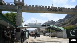 په تورخم کې د پاکستان امنیتي سرتېري پهره کوي - پخوانی انځور.
