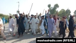 د شمالي وزيرستان کډوال د اکتوبر پر ۱۲مه په بنو کې د احتجاج په مهال شعارونه ورکوي. 