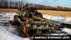 Украинан Харьковн кIоштара аренца йохийна Оьрсийчоьнан танк. 2023-чу шеран чиллан-беттан 22-гIа де