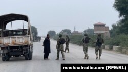 په ټانک کې امنیتي سرتېري پر سړک د ګزمې پر مهال - پخوانی انځور. 