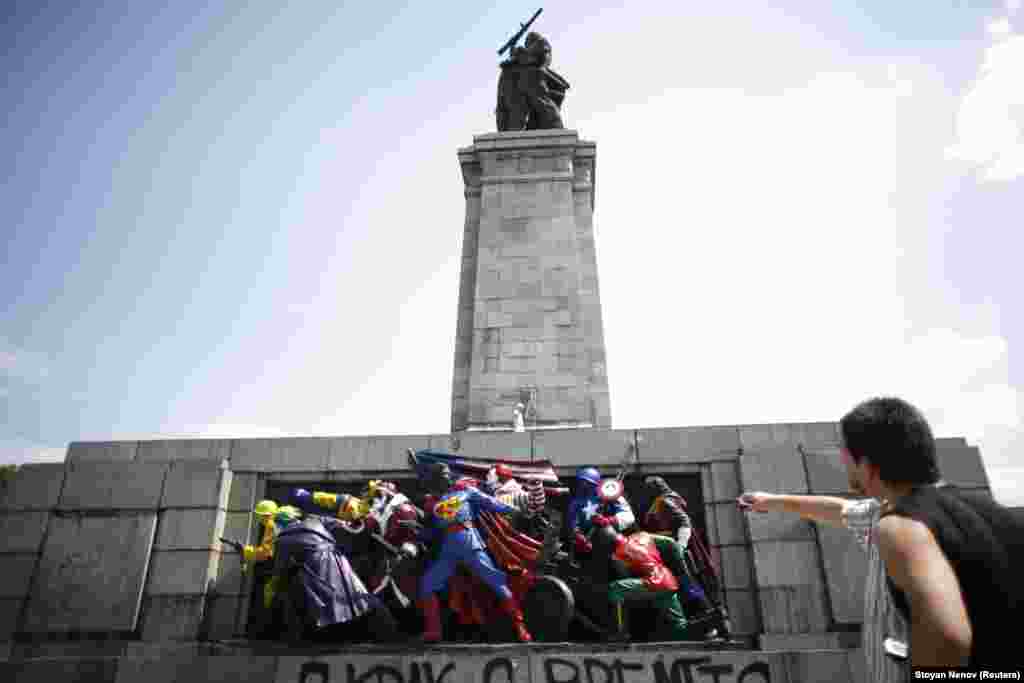 Во јуни 2011 година, релјефот на споменикот на кој се прикажани советски војници како напредуваат во битка, беше пресликан од непознат автор и беа портретирани јунаци од американски стрипови и бајки, како Роналд Мекдоналд и Дедо Мраз. Графитот под ликовите „вели“: „Moving With The Times“.