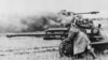 სსრკ, 1943 წელი. საბჭოთა ჯარისკაცები ქვემეხს M1942 (ZiS-3) ისვრიან, მეორე მსოფლიო ომში. ფონზე კი განადგურებული ნაცისტური გერმანული ტანკი „პანტერა“ იწვის