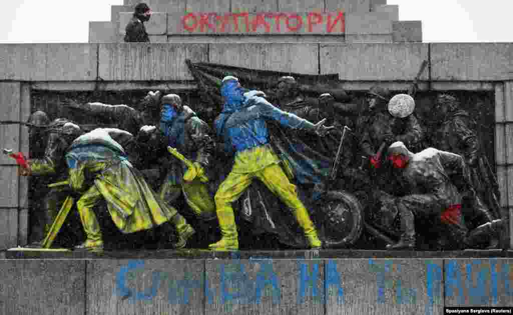 Често напаѓаниот панел на споменикот во Софија беше обоен во боите на украинското знаме на 27 февруари 2022 година. Графитот на горниот дел од споменикот е: „Окупатори“.