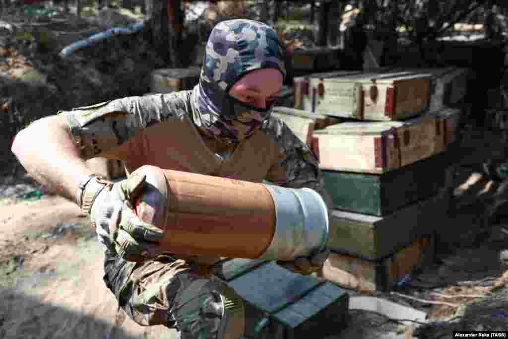 A crew member of a Russian tank handling shells in the Donbas region of Ukraine on September 1. Claims of a major breakthrough in southern Ukraine have been echoed by both Kyiv and the Pentagon, but details remain murky. 