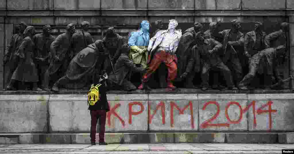 Во март 2014 година активисти насликаа две фигури во боите на украинското и полското знаме. Текстот со спреј се повикува на руското преземање на Крим и масакрот во шумата Катин во кој Советите убија речиси 22.000 заробени Полјаци.