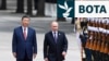Presidenti kinez, Xi Jinping (majtas), dhe homologu i tij rus, Vladimir Putin, në Pekin. Fotografi nga arkivi.
