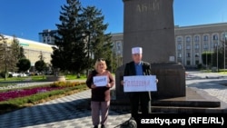 Орал әкімдігінің алдында плакат ұстап тұрған белсенділер. 2023 жыл.