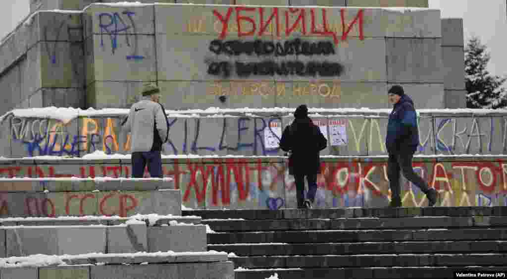 Графити кои го содржат го зборот „убијци“ на англиски и бугарски, го покриваат споменикот на 28 февруари 2022 година. Дебатата дали да се урне споменикот трае со години.