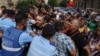 Joi, timp de mai multe ore, protestatarii de la Ministerul Sănătății s-au îmbrâncit cu jandarmii