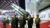 Udhëheqësi i Koresë së Veriut, Kim Jong Un, dhe ministri rus i Mbrojtjes, Sergei Shoigu, vizitojnë një ekspozitë të armatimeve, 26 korrik 2023.