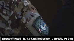 Шэўрон, які носяць беларускія добраахвотнікі ва Ўзброеных сілах Украіны. Ілюстрацыйнае фота