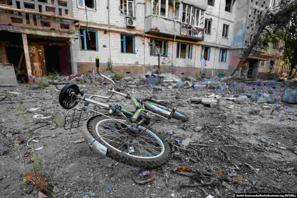 A child&#39;s bike in a rubble-strewn courtyard. In January 2023, a massive Russian assault on Vuhledar&nbsp;reportedly collapsed with the loss of many tanks and armored vehicles and hundreds of Russian troops.