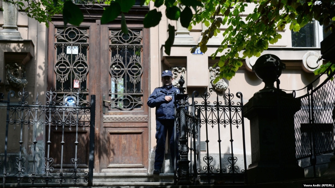 Policijski službenik na ulazu jedne beogradske škole, 8. maj 2023. Ovaj prizor je obeležio prvi radni dan i predstavlja jednu od novih mera koje je uvela Vlada Srbije, nakon masovnog ubistva 3. maja.