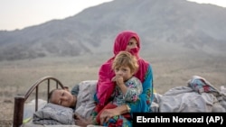 له تورخم سره نېږدې یوه افغانه کورنۍ هېواد ته د ستنېدو په انتظار ده - پخوانی انځور. 