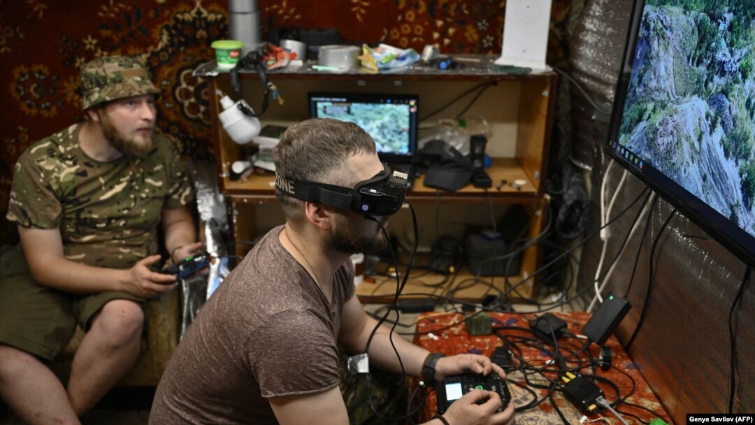 Ukrajinski vojnici koji upravljaju FPV dronom, 10. juna 2024. 