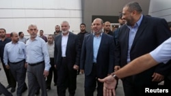 یحیی سنوار، در ردیف اول، از سمت راست، نفر چهارم است