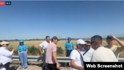 Полиция журналист Думан Мұхаммедкәрімнің сотына бара жатқан белсенділер мен журналистерді жібермей тұр. Алматы облысы, 1 тамыз 2024 жыл.