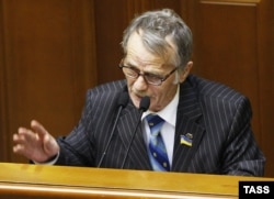 Crimean Tatar leader Mustafa Dzhemilev addressing Ukraine's parliament in Kyiv on March 20