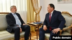 Пётр Врублевский (слева) на разговоре в МИД Казахстана, август 2022 года