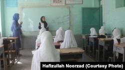 په ۲۰۲۲ز کال کې پر افغانستان تر واکمنېدو وروسته طالبانو پر ښځو يوشمېر محدوديتونه لګولي دي. پخوانی انځور
