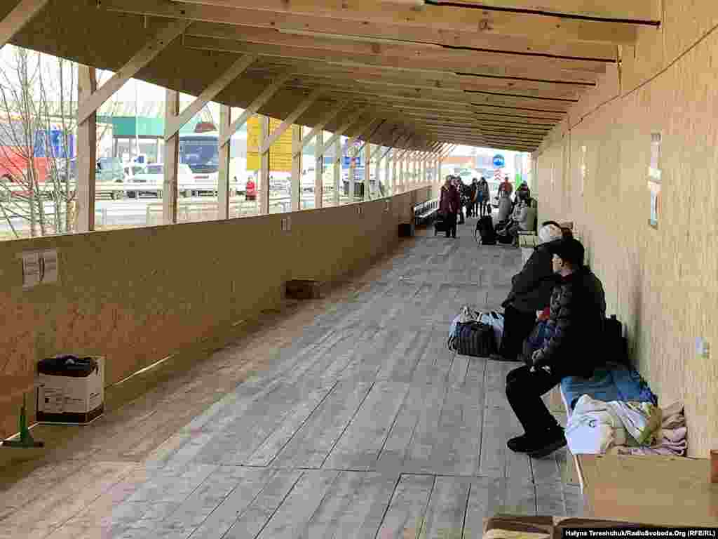 Перед пунктом пропуску «Краковець» облаштувати перехід, де встановлені лавки. Тут люди чекають на своїх знайомих чи рідних, які ще доїжджають