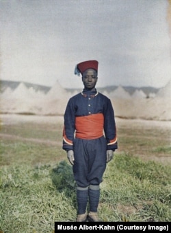 Senegally ýaragsyz mergen Fezde, Marokko, 1913 ý.