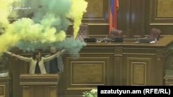 «Ելք» խմբակցության պատգամավորներ Արարատ Միրզոյանը և Լենա Նազարյանը խորհրդարանի նիստի ժամանակ վեր են պարզել ծխարձակող ջահերը, Երևան, 11-ը ապրիլի, 2018թ.