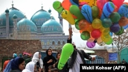 دا ۲۰۱۵ کال تصویر دی چې په کابل کې د نوروز د ورځې د لمانځنې په وخت د ماشومانو خوښي ښيي.