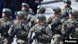 Armenia - Russian soldiers march during official ceremonies in Yerevan to mark the 72nd anniversary of Soviet victory over Nazi Germany, 9May2017.