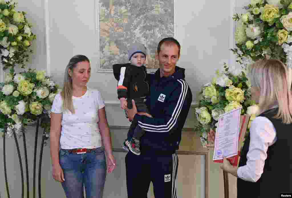 Резервистот Дмитриј (презимето не е дадено) и неговата невеста, Евгенија, се венчаа пред неговото заминување во воена база. Иследниците на Советот за човекови права на ОН заклучија дека Русија извршила воени злосторства во Украина, како што се бомбардирања на цивилни области, „голем број егзекуции“, „конзистентни извештаи за тортура“ и сексуално насилство кое вклучувало силување на деца. 