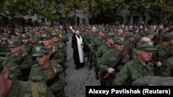 Священник благословляє мобілізованих на війну проти України. Севастополь, Крим, 27 вересня 2022 року