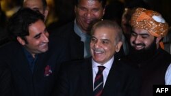 په دې تصویر کې: د جمعيت علمای اسلام (ف) اسد محمود، د مسلم ليګ (ن) شهباز شريف او د پيپلز پارټۍ بلاول بوټو زرداري