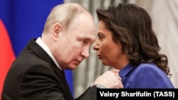 Владимир Путин награждает орденом Почета главного редактора агентства "Россия сегодня" и телеканала Russia Today Маргариту Симоньян. Москва, 20 декабря 2022 года