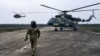 Pilot se približava svom helikopteru u ukrajinskoj vojnoj zračnoj bazi blizu linije fronta u regiji Herson.