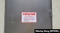 Навігаційна табличка на дверях укриття в Криму