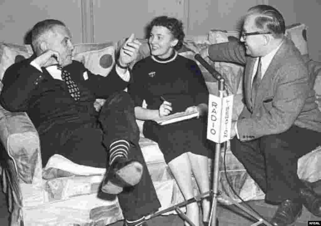 Compozitorul Vernon Duke (Vladimir Dukelsky) intervievat de corespondenții Radio Libertatea, Viktoriya Semenova și Michael Koryakov &icirc;ntr-un studio la M&uuml;nchen, &icirc;n 1955.&nbsp;