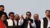 عمران خان په اپرېل کې د وزیراعظمۍ له دندې له ګوښه کېدو راهیسې حکومت ضد مظاهرو ته دوام ورکړی دی - د اکتوبر ۲۸مې انځور.