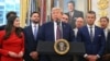Președintele SUA, Donald Trump, înconjurat de oficiali americani, vorbește la Casa Albă. 2 septembrie 2025. 