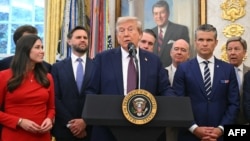 Președintele SUA, Donald Trump, înconjurat de oficiali americani, vorbește la Casa Albă. 2 septembrie 2025. 